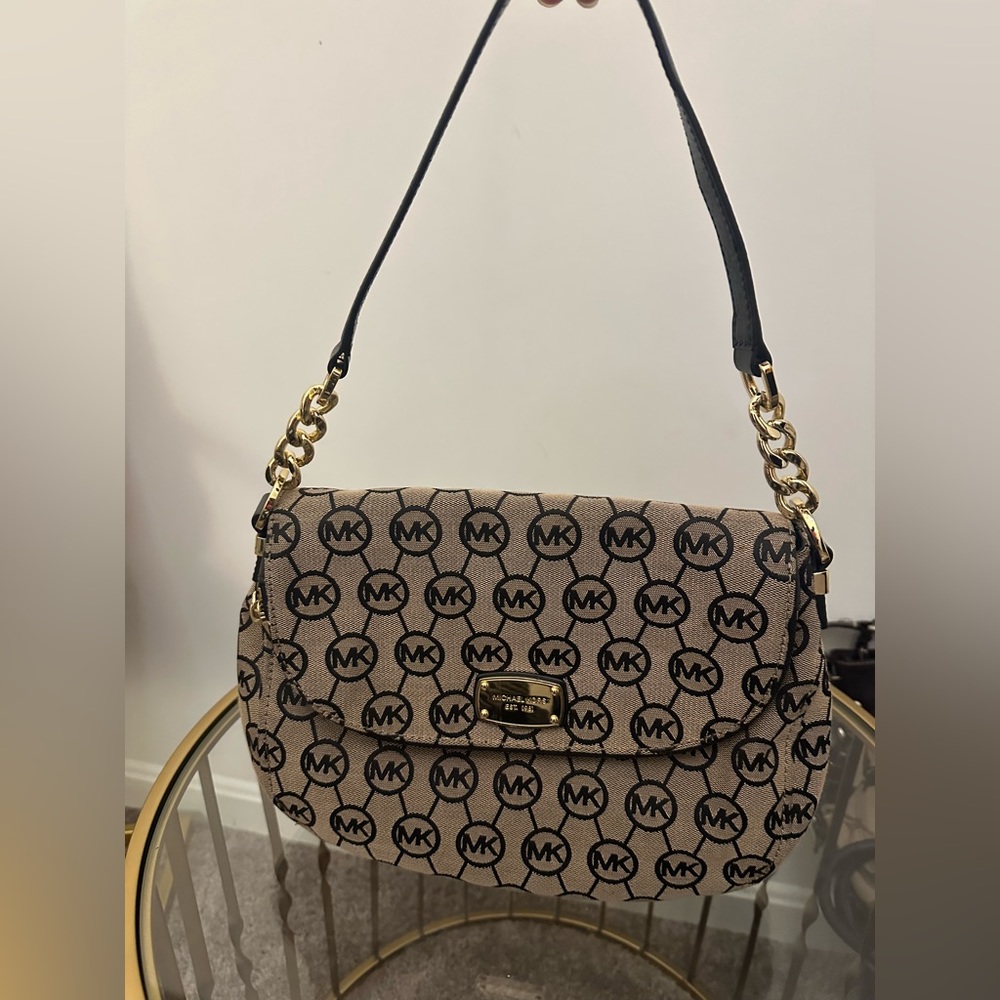 D18: Michael Kors Purse (Make me a reasonable offer - looking to sell)